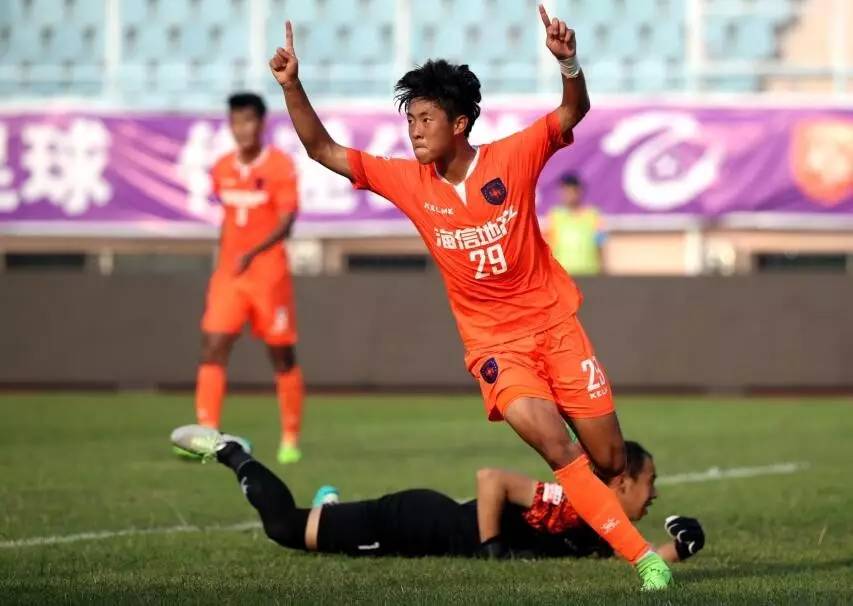 控制球队的队员在对方限制区内停留超过三秒